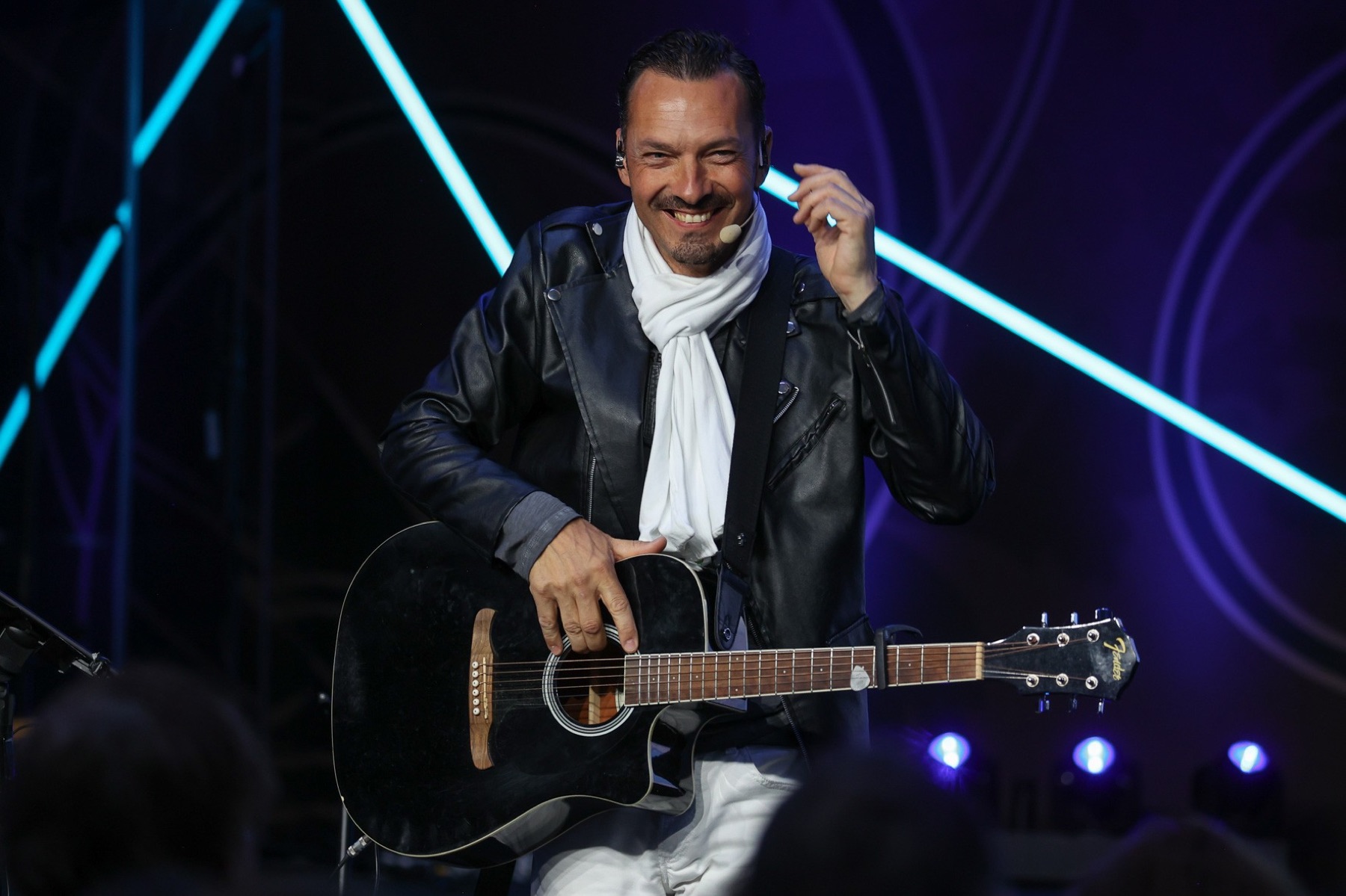 Toby Meyer auf der Bühne mit Gitarre